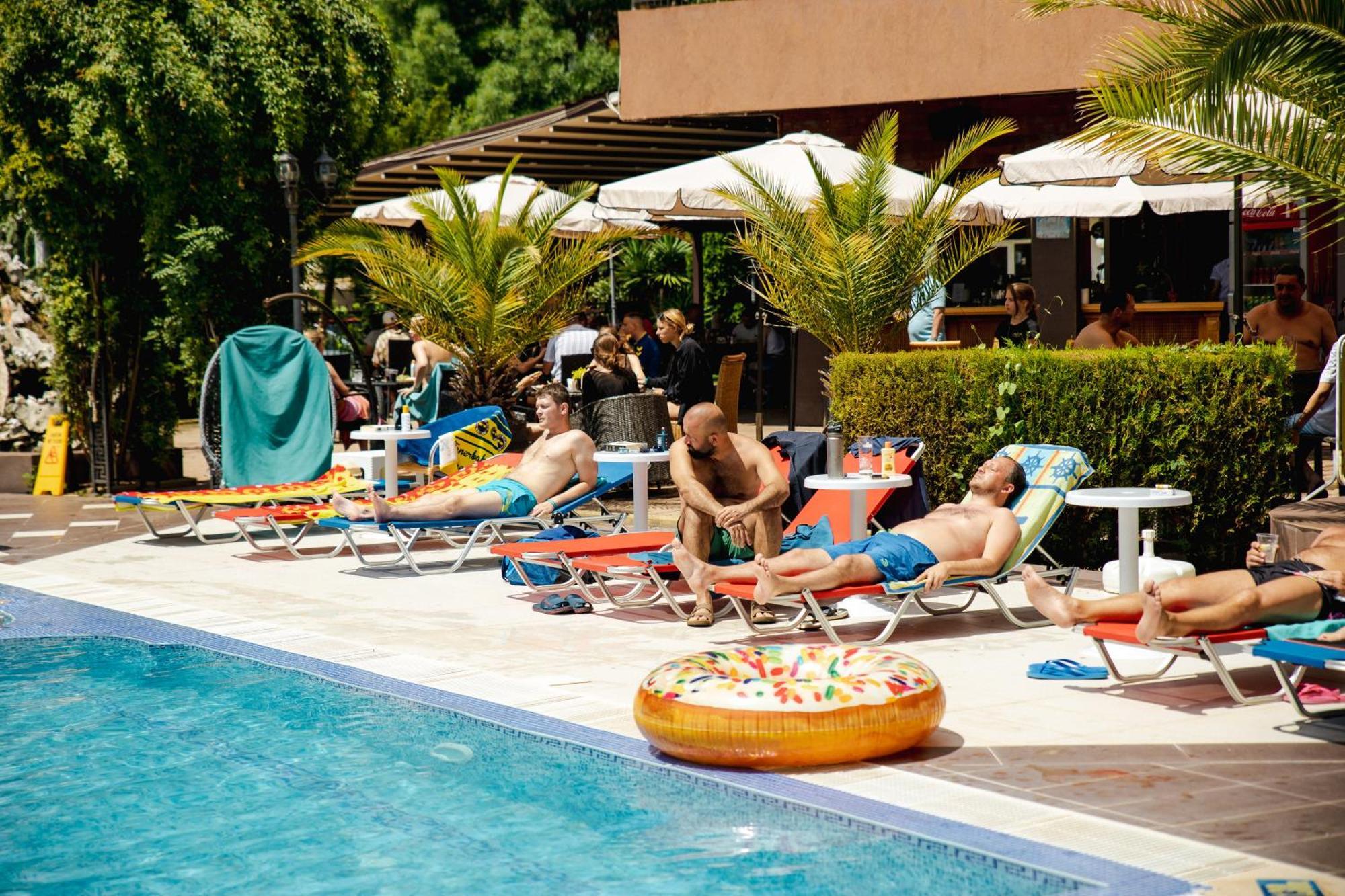 Biato Apartments Pantai Sunny Bagian luar foto