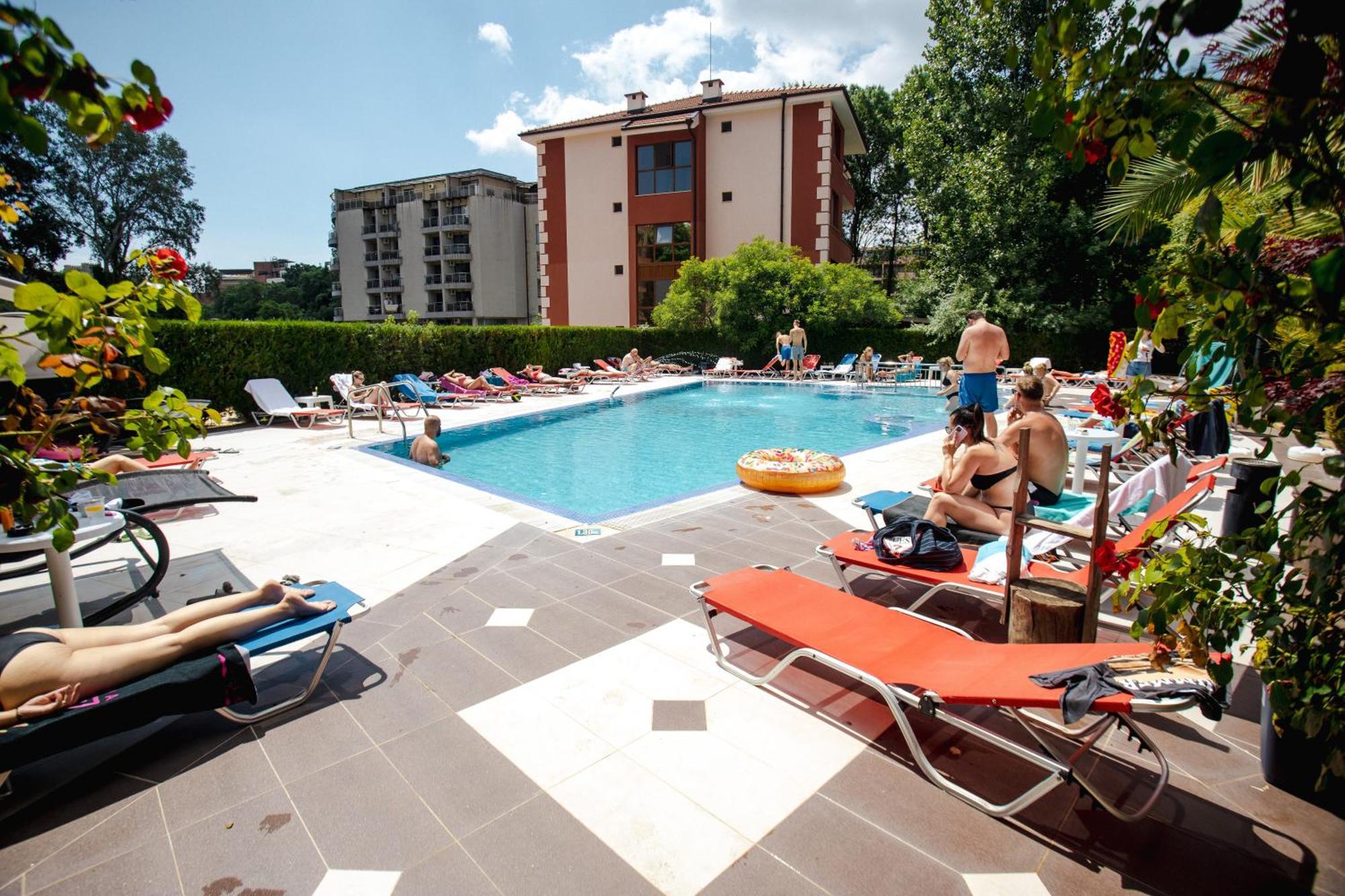 Biato Apartments Pantai Sunny Bagian luar foto