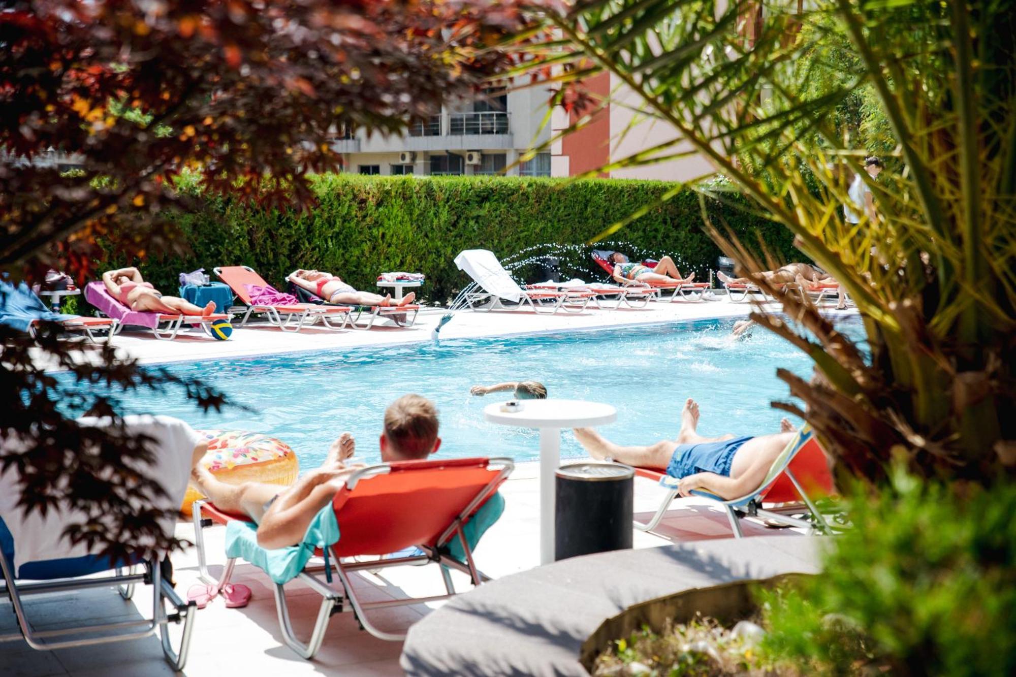 Biato Apartments Pantai Sunny Bagian luar foto