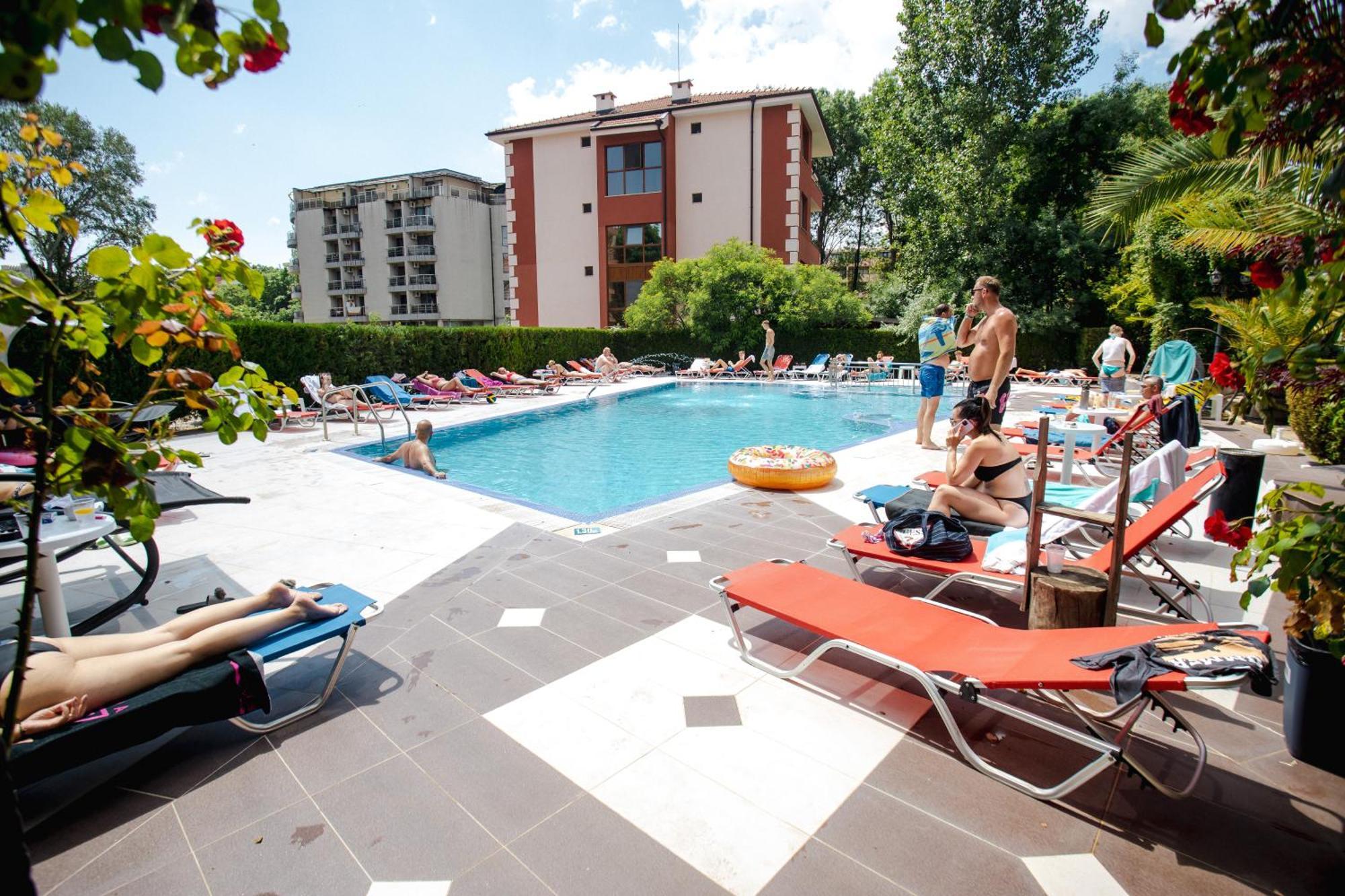 Biato Apartments Pantai Sunny Bagian luar foto